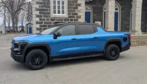 Installation de pare-pierre cosmetique (couleur) de marque FlexiShield sur Chevrolet Silverado EV a Trois-Rivières