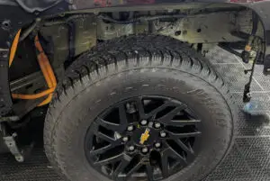 TRAITEMENT ANTIROUILLE LANOLINE A TROIS-RIVIÈRES SUR CHEVROLET SILVERADO EV (4WT) 2024. AILE ARRIÈRE SOUS FAUSSE AILE
